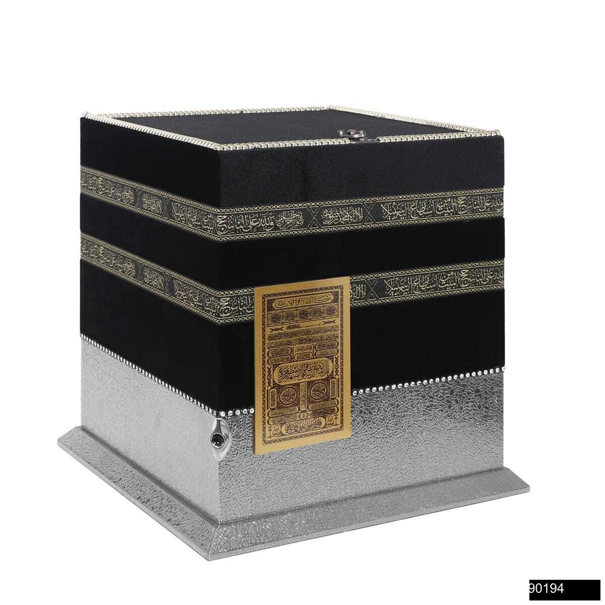 90194.jpg Orta Boy Kare Kabe Maket Kutu 28,5 cm + Orta Boy Arapça Sıvama Kapak Kabe Kuran-ı Kerim + Lüks Tafta Seccade + Cam İnci Tesbih Hediye Seti - Görsel 1